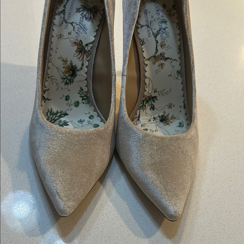 Women's Nicola Bathie x ANTONIO MELANI Suede Cream Pointed-Toe Heels - Picture 4 of 6